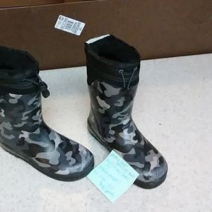 Shoes - Boys/youth size 13/1. Snow/winter boots Shoes - Boys/youth size 13/1. Snow/winter boots